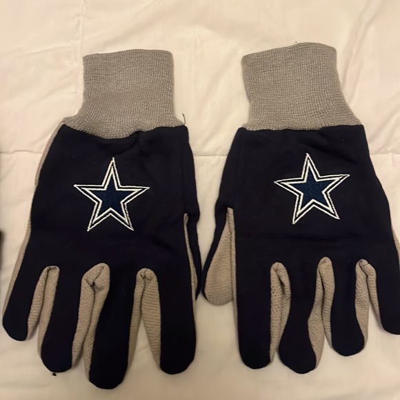 Dallas cowboys hat and gloves to match - Picture 4 of 5